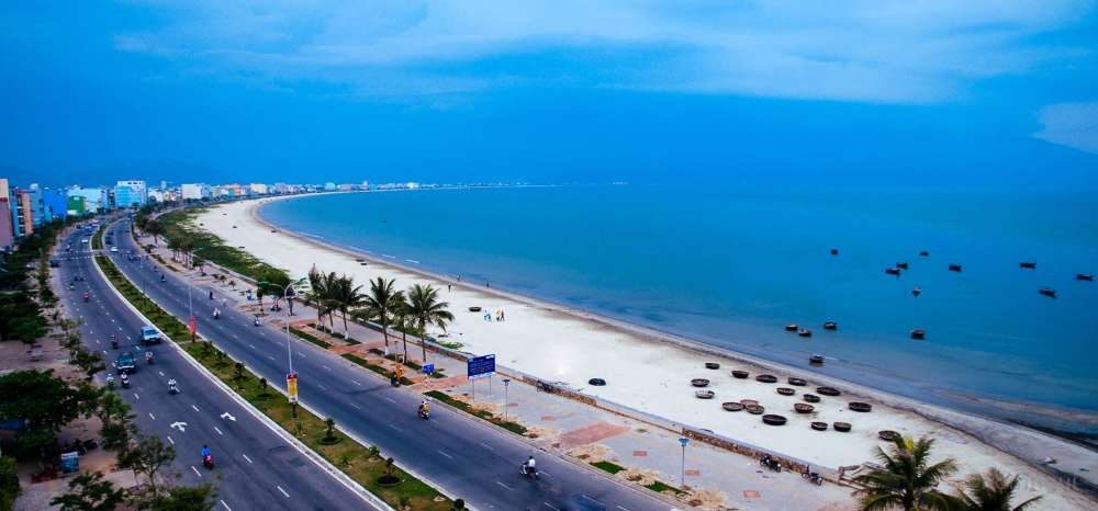 Vue panoramique de la plage de My Khe à Da Nang